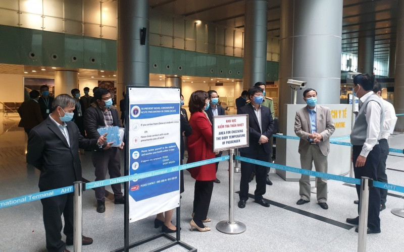 Đoàn công tác của Bộ Y tế kiểm tra công tác phòng, chống dịch tại sân bay quốc tế Đà Nẵng, chiều 14-1.