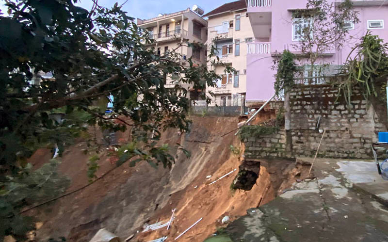 Vụ sạt lở uy hiếp nhiều nhà dân và khách sạn trong khu vực.