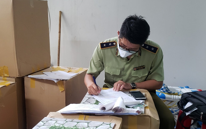 Đội Quản lý thị trường số 7 lập biên bản lô hàng khẩu trang y tế không rõ nguồn gốc.