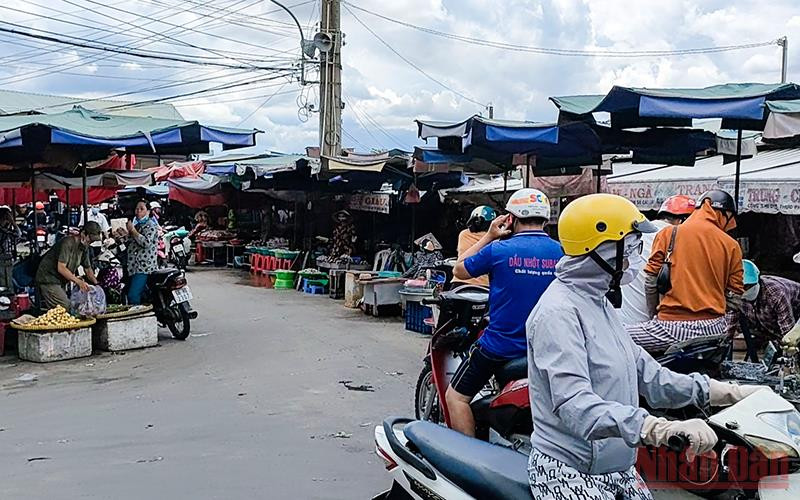 Xuất hiện tình trạng nhiều người dân tập trung mua sắm ở chợ, có trường hợp không đeo khẩu trang.