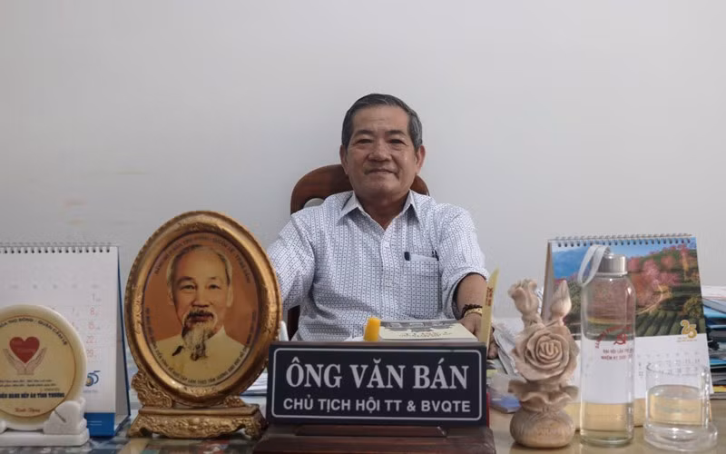 Ở tuổi 69, ông Ông Văn Bán vẫn nhiệt tình với công tác từ thiện.