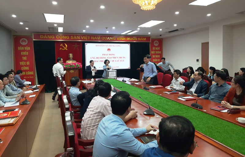 Ban Dân vận T.Ư ủng hộ đồng bào miền trung.