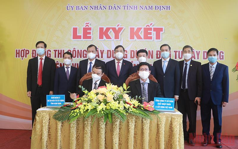 Lễ ký kết hợp đồng thi công gói thầu xây dựng, lắp đặt thiết bị công trình giữa UBND tỉnh Nam Định và đại diện Vinaconex.