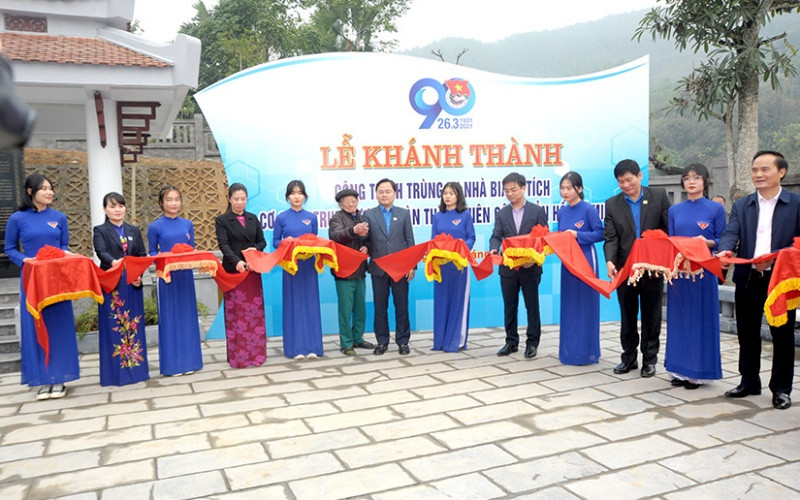 Các đại biểu cắt băng khánh thành công trình tu bổ, tôn tạo di tích Nhà bia cơ quan Trung ương Đoàn.