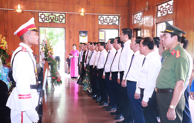 Đoàn đại biểu tỉnh Nghệ An thắp hương, dâng hoa tưởng niệm Chủ tịch Hồ Chí Minh tại Khu Di tích quốc gia đặc biệt Kim Liên. Ảnh: THÀNH DUY