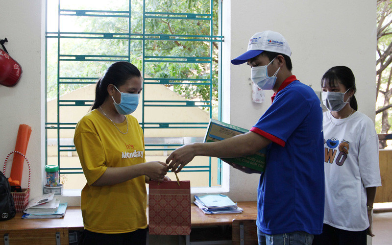Đội hình “Tiếp sức mùa thi” tại điểm Trường THPT Phạm Phú Thứ hỗ trợ Thành Đoàn trao quà cho thí sinh.
