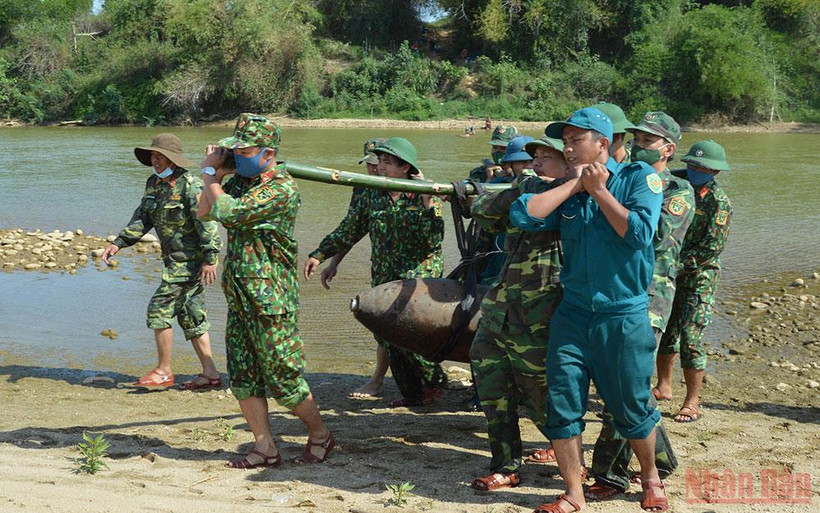 Lực lượng bộ đội đưa quả bom đến nơi hủy nổ an toàn.