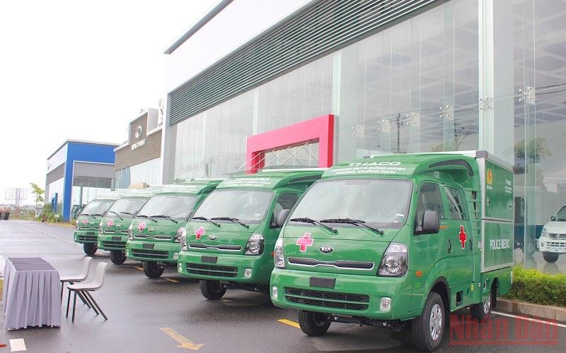 5 xe tiêm chủng do CTCP ô-tô Trường Hải trao tặng.