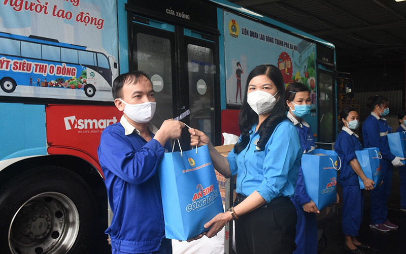 Liên đoàn Lao động thành phố Hà Nội trao túi An sinh tặng công nhân có hoàn cảnh khó khăn do dịch Covid-19.