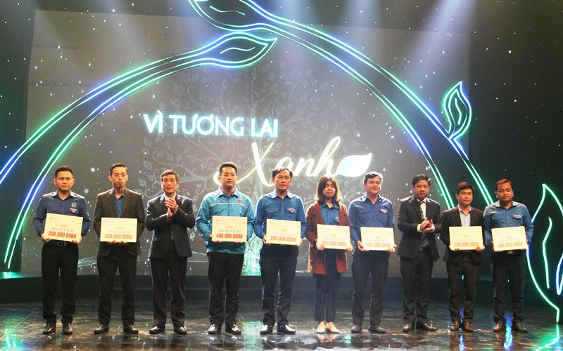 Trao hỗ trợ trang thiết bị cho tám địa phương.