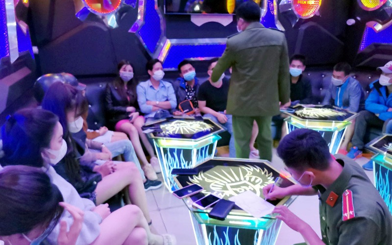 Lực lượng chức năng làm việc với các trường hợp tại karaoke Điểm hẹn.