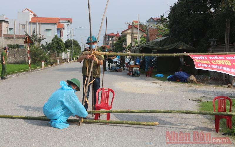 Lập chốt cách ly xã hội tại xã Đạo Lý, huyện Lý Nhân, Hà Nam.