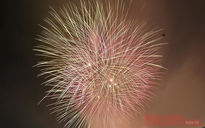 Hà Nội bắn pháo hoa chào mừng năm mới Tân Sửu 2021