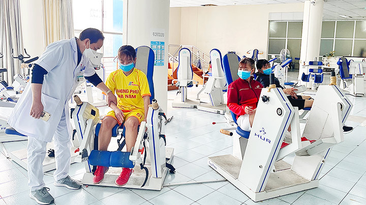 Bác sĩ Chu Văn Tấn hướng dẫn vận động viên phục hồi chức năng vận động và thể lực. 