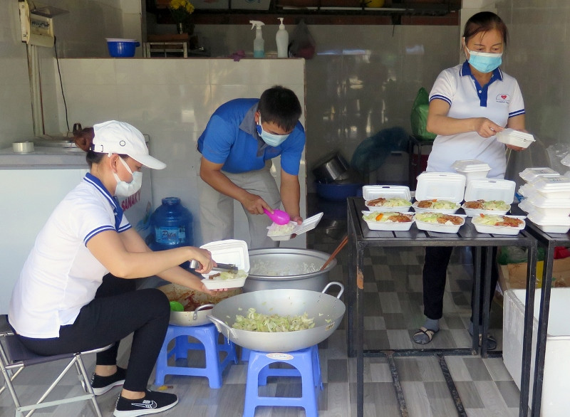 Bếp nhà từ tâm (thuộc Trung ương Hội Liên hiệp Thanh niên Việt Nam) mỗi buổi nấu từ 150 đến 200 suất ăn cho lực lượng tuyến đầu. (Ảnh: TTXVN)