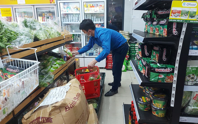 Phó Bí thư Đoàn phường Cửa Nam Đoàn Bảo Trung đến siêu thị chọn hàng cho người dân.