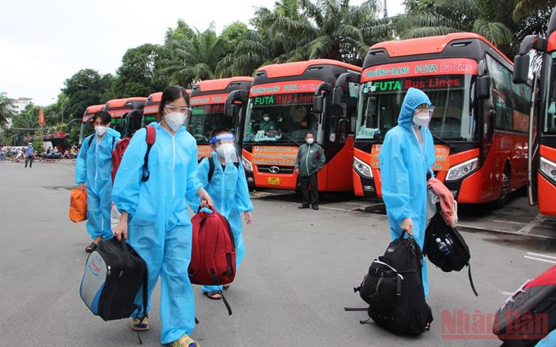 Người dân Hà Tĩnh về quê sáng 17/10 tại Bến xe Miền Đông.