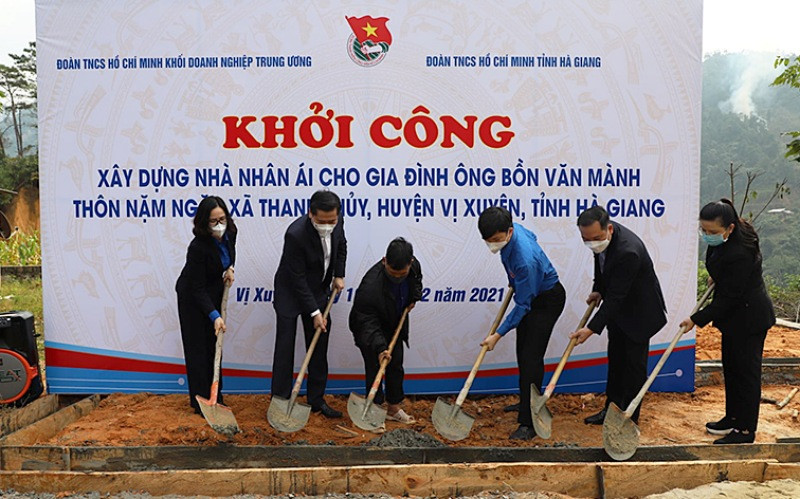 Khởi công xây dựng Nhà nhân ái tặng người dân có hoàn cảnh khó khăn tại huyện Vị Xuyên (tỉnh Hà Giang).