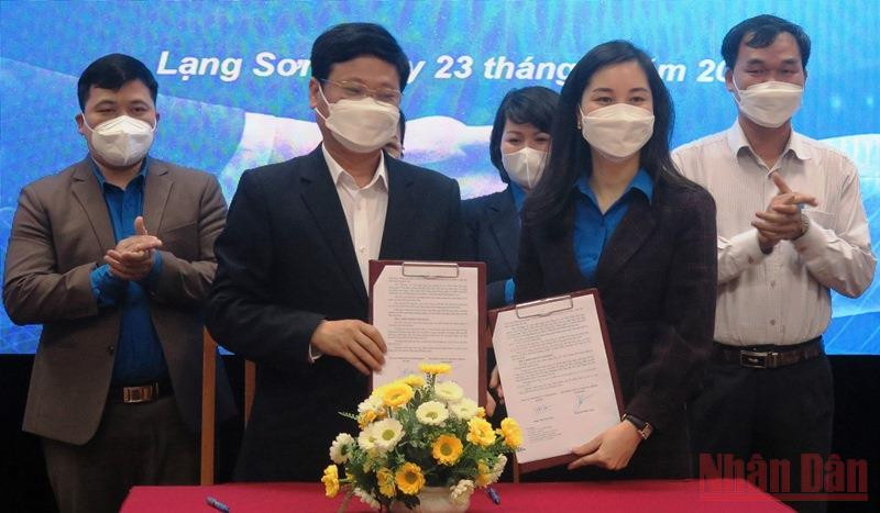 Lãnh đạo Sở Thông tin và Truyền thông cùng Tỉnh đoàn Lạng Sơn ký kết Chương trình hợp tác về thúc đẩy triển khai chuyển đổi số.