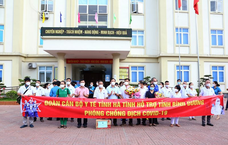 Các đồng chí lãnh đạo tỉnh Hà Tĩnh tặng hoa, động viên đoàn công tác.