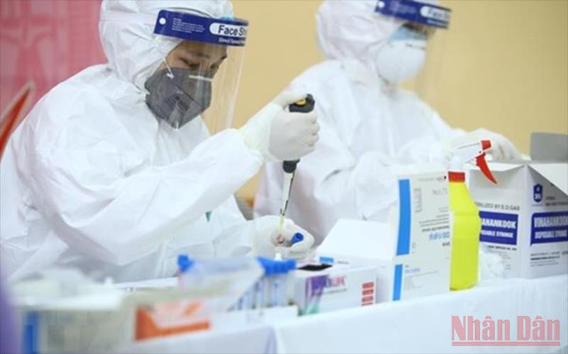 Nhân viên y tế lấy mẫu xét nghiệm Covid-19. (Ảnh: HÀ THÀNH)