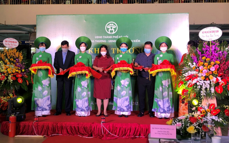 Cắt băng khai trương Điểm giới thiệu và bán sản phẩm OCOP tại chợ Đồng Xuân (quận Hoàn Kiếm, Hà Nội).