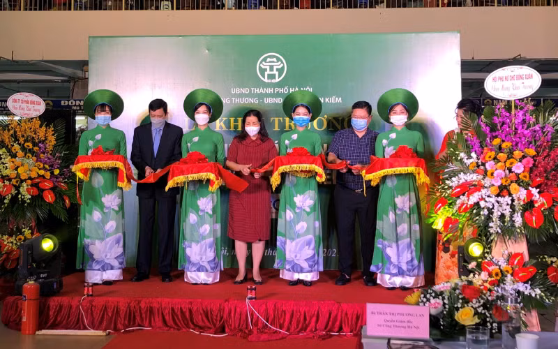 Cắt băng khai trương Điểm giới thiệu và bán sản phẩm OCOP tại chợ Đồng Xuân (quận Hoàn Kiếm, Hà Nội).