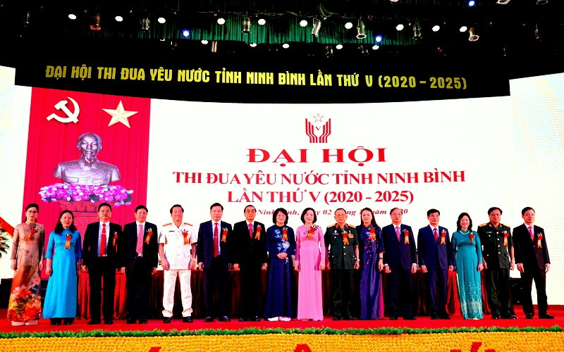 Các đại biểu chụp ảnh lưu niệm với Phó Chủ tịch nước.