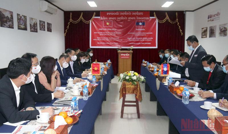Đoàn đại biểu Ban Tuyên giáo Trung ương do đồng chí Nguyễn Trọng Nghĩa (trái) dẫn đầu thăm và làm việc với Báo Pasaxon, sáng 27/4. (Ảnh: XUÂN SƠN)