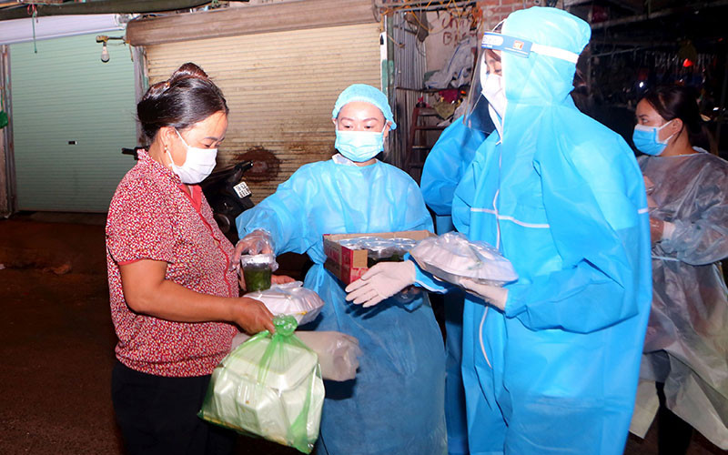 Chương trình "Triệu bữa cơm - Hà Nội nghĩa tình" tặng quà cho người dân có hoàn cảnh khó khăn. Ảnh: NGỌC MAI