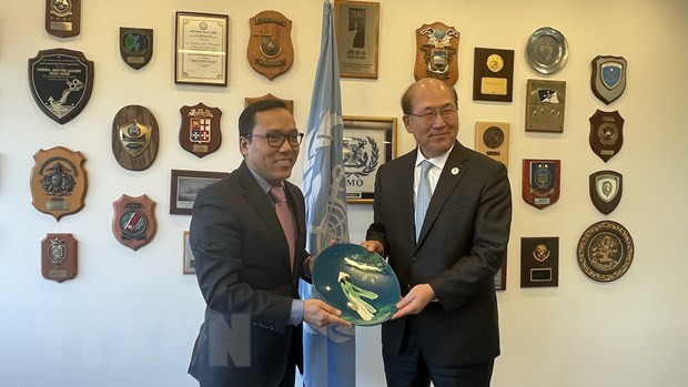 Đại sứ Nguyễn Hoàng Long trao quà lưu niệm cho Tổng Thư ký IMO Kitack Lim tại cuộc gặp. (Ảnh: TTXVN)