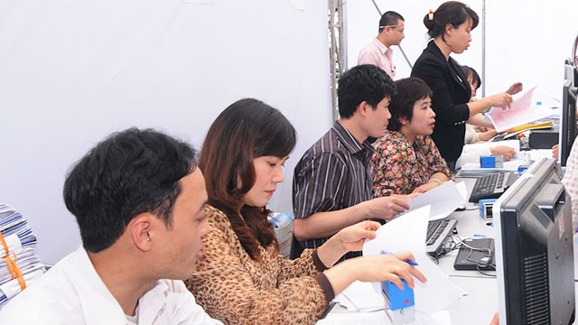 Cục Thuế Hà Nội kiểm tra hồ sơ của các doanh nghiệp.Ảnh: NG.HẢI