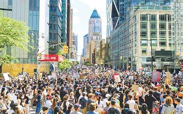 Tuần hành phản đối nạn phân biệt chủng tộc ở trung tâm thành phố Niu Oóc, Mỹ. Ảnh AP