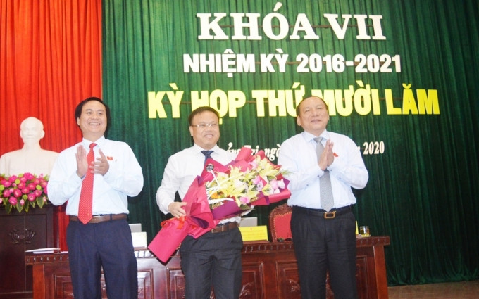Tân Chủ tịch UBND tỉnh Quảng Trị Võ Văn Hưng (trái) tặng hoa tân Phó Chủ tịch UBND tỉnh Lê Đức Tiến.