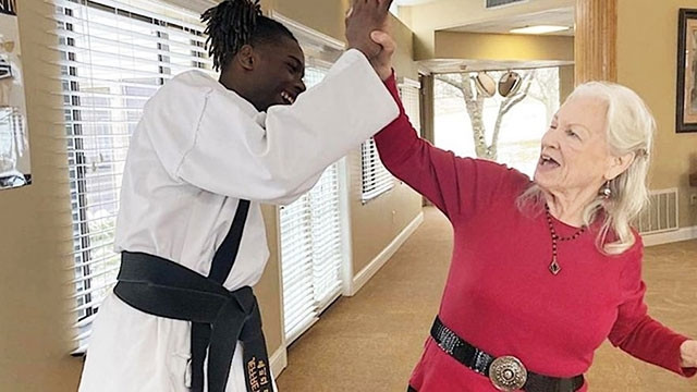 Nhiều người cao tuổi có hứng thú với lớp học của Jeffrey. Ảnh: GOLDEN AGE KARATE