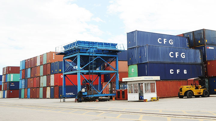 Khoảng 60% hàng hóa vận chuyển bằng đường biển được đóng trong các container. Ảnh: HẢI NAM