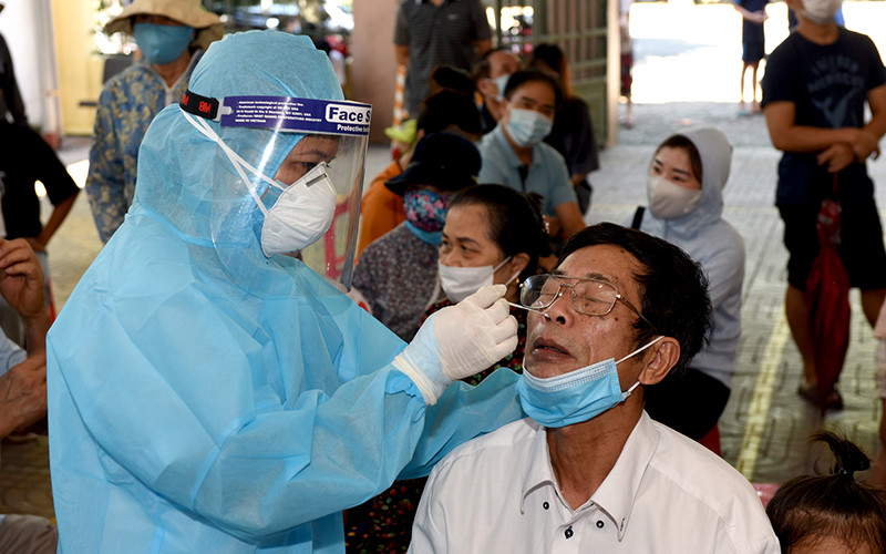 Lấy mẫu để thực hiện xét nghiệm xét nghiệm nhanh Covid-19.