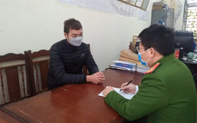 Một đối tượng cưỡng đoạt tài sản của các nhà thầu thi công dự án Khu đô thị sinh thái Vinhomes Dream City bị Công an huyện Văn Giang thẩm vấn.