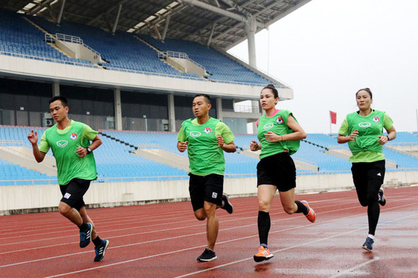 Lần đầu tiên có hai trợ lý trọng tài nữ Việt Nam vượt qua kỳ kiểm tra thể lực. (Ảnh: VFF)