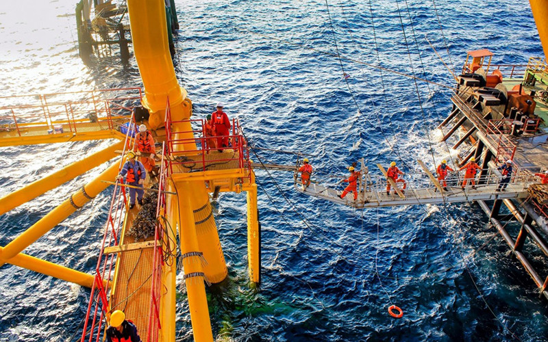 Người lao động ngành dầu khí bảo dưỡng giàn khoan trên biển. 