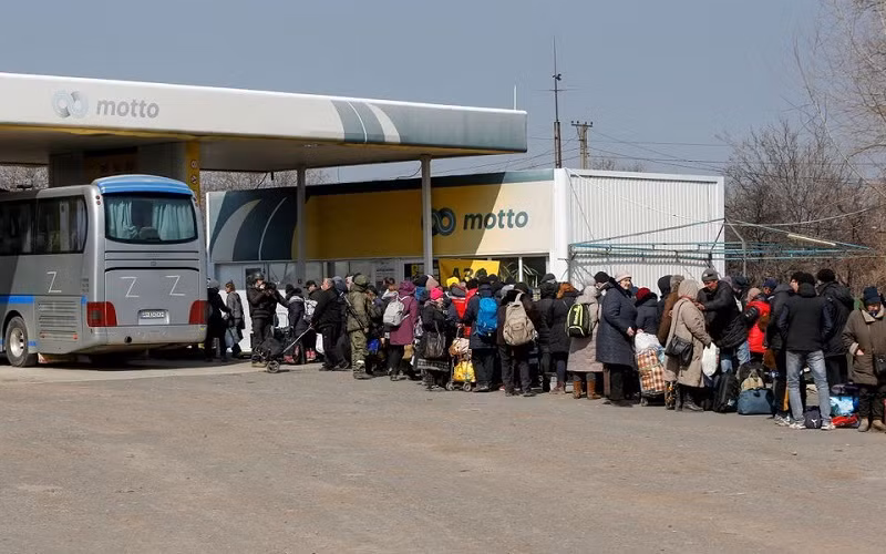 Sơ tán người dân khỏi thành phố chiến sự Mariupol, miền đông Ukraine. (Ảnh: Reuters)