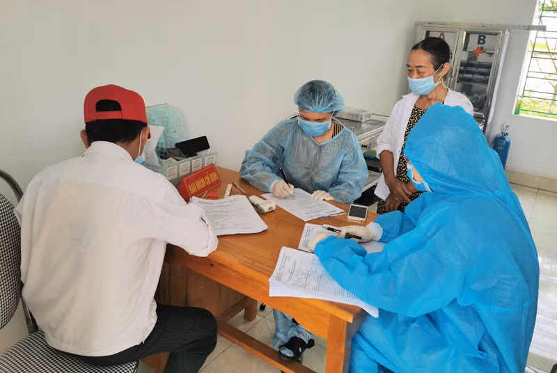 Lực lượng y tế cơ sở ở Thái Bình rà soát, thống kê đối tượng tiêm vaccine ngừa Covid-19