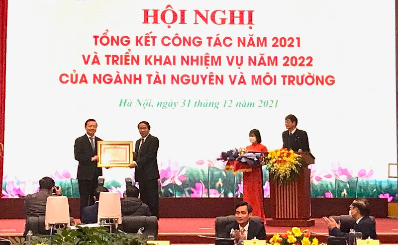 Phó Thủ tướng Chính phủ Lê Văn Thanh trao Bằng khen của Thủ tướng Chính phủ cho lãnh đạo Bộ Tài nguyên và Môi trường.