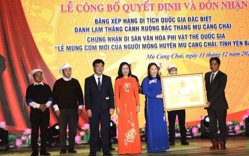 Thứ trưởng Văn hóa, Thể thao và Du lịch Hoàng Đạo Cương trao Bằng xếp hạng Di tích quốc gia đặc biệt danh lam thắng cảnh Ruộng bậc thang Mù Cang Chải.