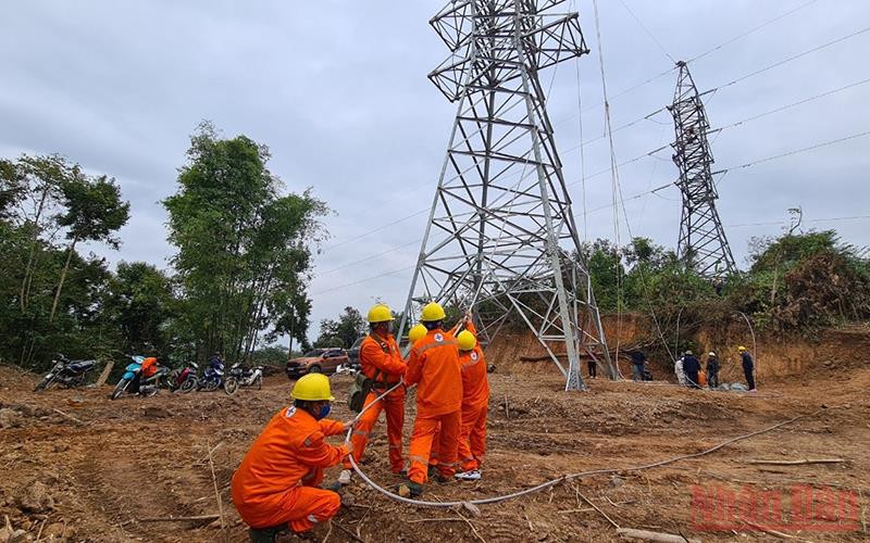 Công nhân Điện lực Điện Biên kéo đường dây 110kV Mường Lay-Điện Biên.