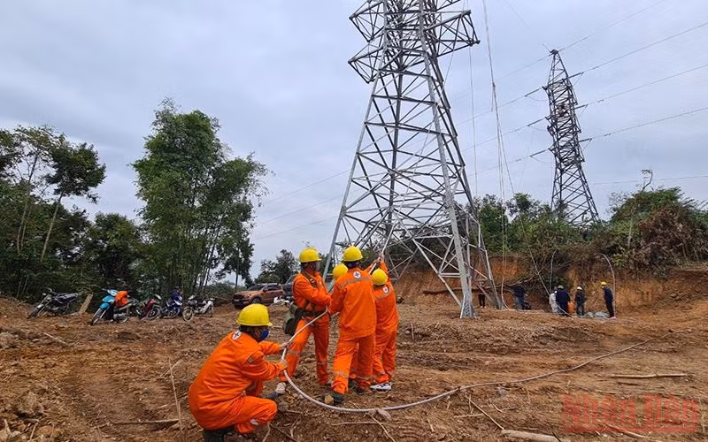 Công nhân Điện lực Điện Biên kéo đường dây 110kV Mường Lay-Điện Biên.