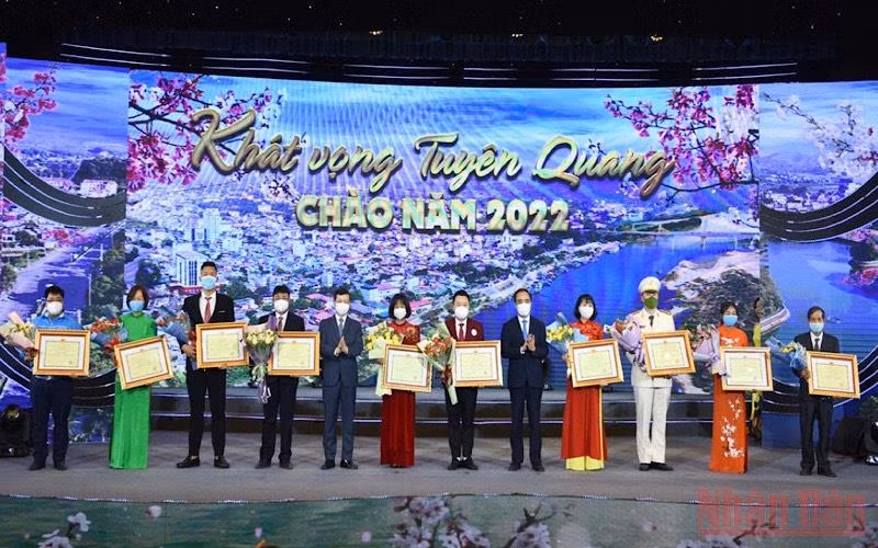 Vinh danh 10 Công dân Tuyên Quang tiêu biểu năm 2021.
