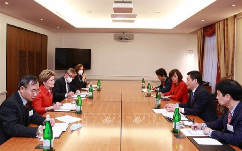 Bộ trưởng Công thương Nguyễn Hồng Diên làm việc với Bà Marie-Gabrielle Ineichen-Fleisch, Quốc vụ khanh phụ trách kinh tế Thụy Sĩ. (Ảnh: Thống Nhất – TTXVN)