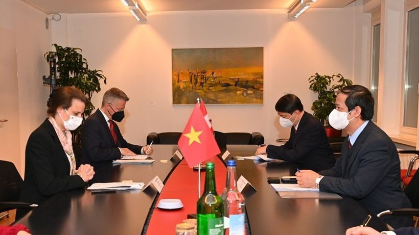 Bộ trưởng Giáo dục và Đào tạo Nguyễn Kim Sơn làm việc với bà Martina Hirayama, Quốc vụ khanh Ủy ban Giáo dục, Nghiên cứu và Đổi mới của Thụy Sĩ. (Ảnh: TTXVN)