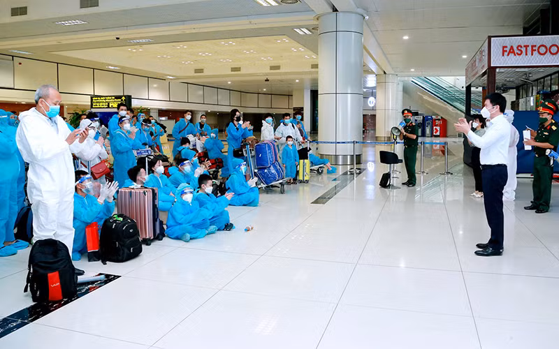 Lãnh đạo tỉnh Vĩnh Phúc đón người dân trở về từ TP Hồ Chí Minh tại sân bay Nội Bài. (Ảnh: Trà Hương)